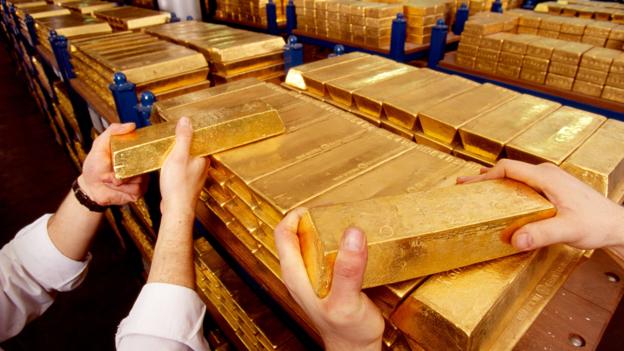 Cho đến nay, vàng vẫn là một trong những tài sản giao dịch quan trọng nhất thế giới. Mức giá của nó như một phong vũ biểu về niềm tin của người tiêu dùng. Giá cả tăng lên khi thị trường không ổn định, hoặc trước cuộc bầu cử tổng thống Mỹ như hiện nay. Cho đến nay, vàng vẫn là một trong những tài sản giao dịch quan trọng nhất thế giới. Mức giá của nó như một phong vũ biểu về niềm tin của người tiêu dùng. Giá cả tăng lên khi thị trường không ổn định, hoặc trước cuộc bầu cử tổng thống Mỹ như hiện nay.